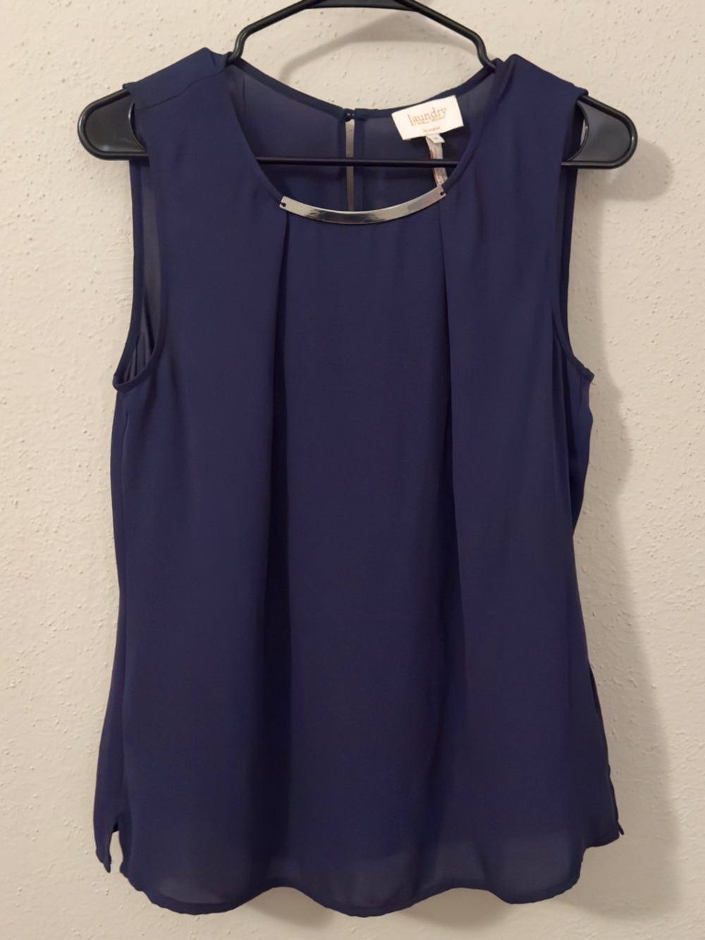 Laundry by Shelli Segal Navy Blue Pleated Blouse Silver Neck Bar Size M
